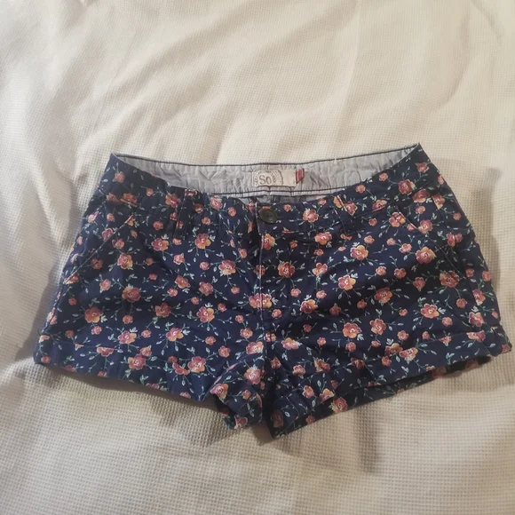 SO Floral Print Shorts - Picture 2 of 3